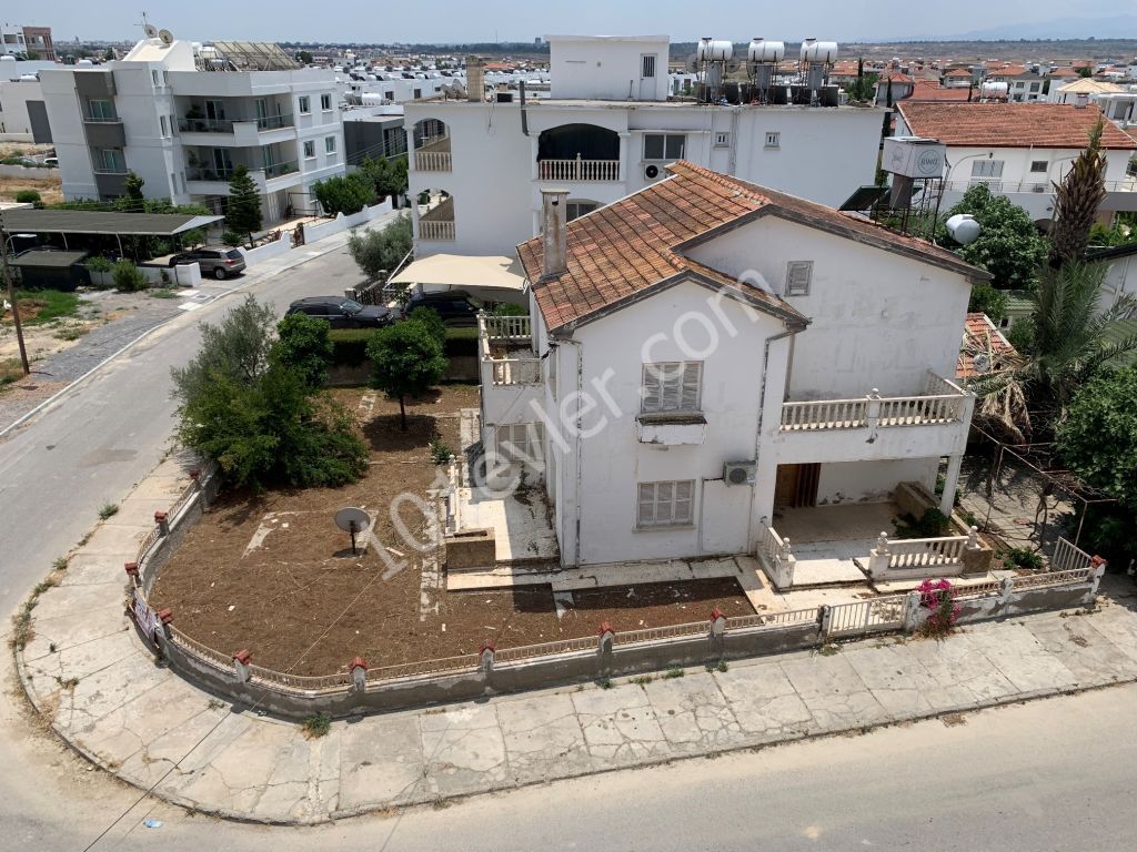 Lefkoşa - Yenikent'te 520 m2 Köşe Arsa Değerinde Metruk Villa Fırsatı!