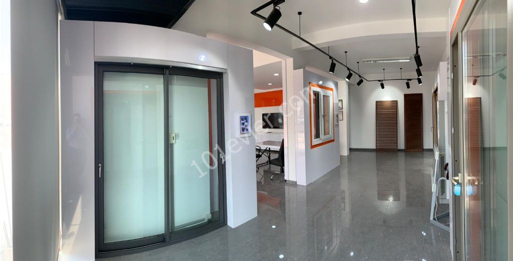 Lefkoşa Merkez - Anayol Bağlantılı Cadde Üzerinde 15 m. Cepheli Muhteşem bir KİRALIK Showroom !