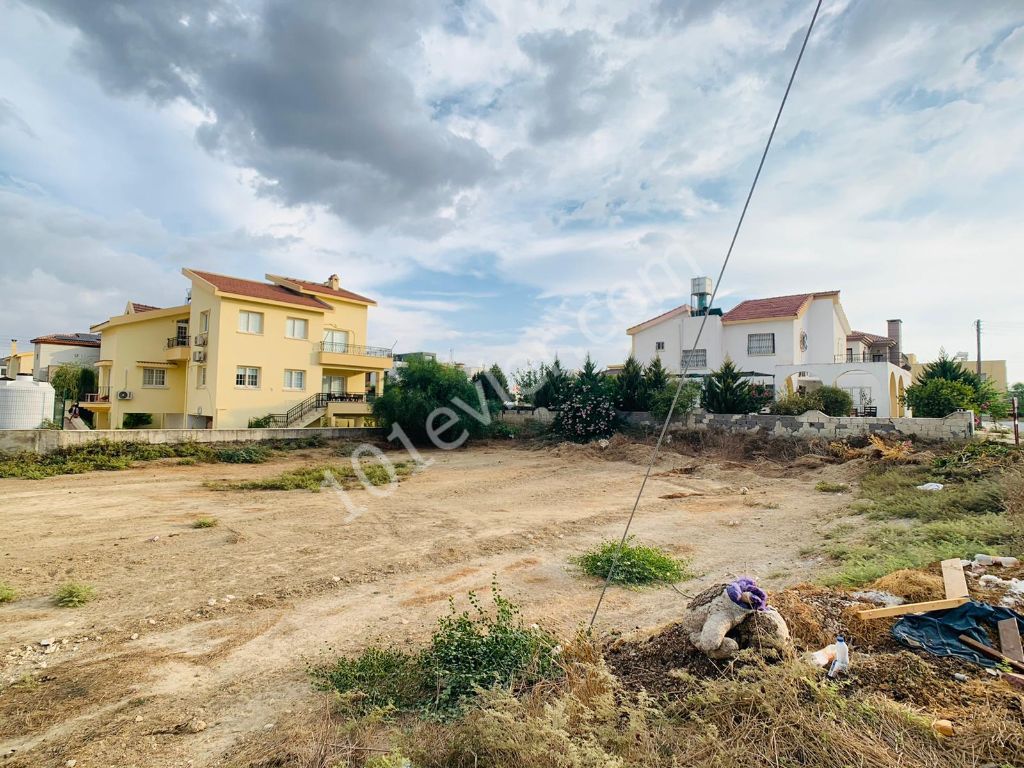 LEFKOŞA-METEHAN'da Çok Nezih bir Bölgenin Tam Merkezinde TRIPLEX VİLLALIK ARSA