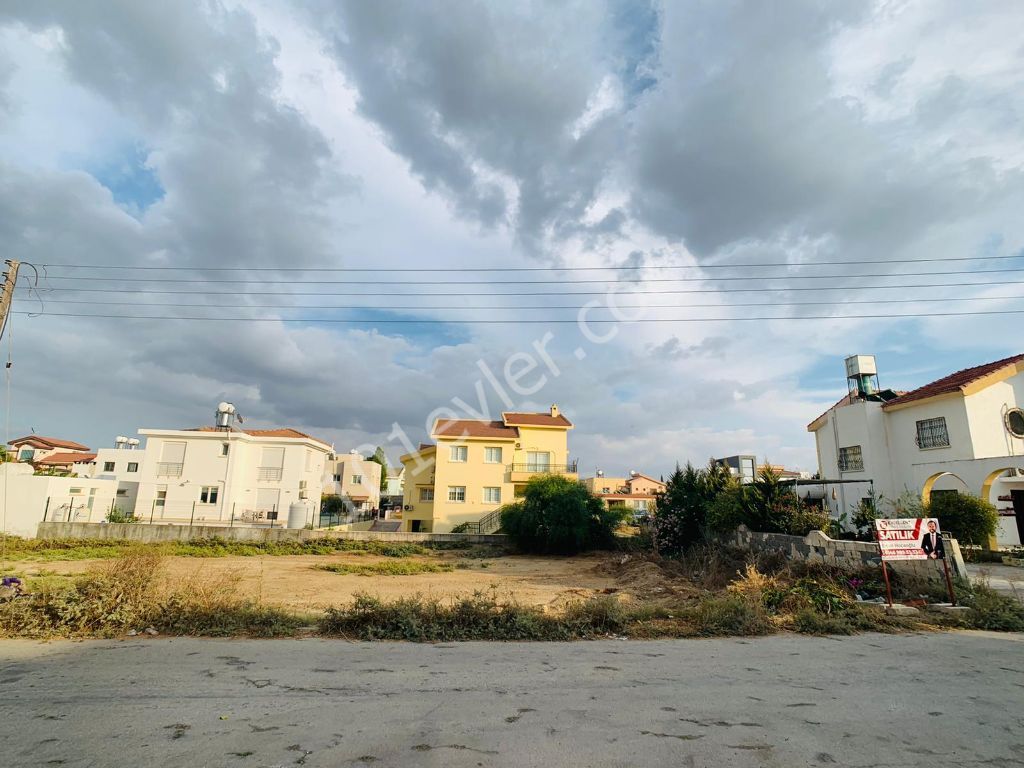 LEFKOŞA-METEHAN'da Çok Nezih bir Bölgenin Tam Merkezinde TRIPLEX VİLLALIK ARSA