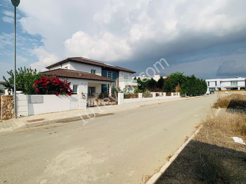 DEC Yesil Area - 80% Zoned - 750m2 - UNIQUE CORNER PLOT OF LAND in the MOST DECENT Area of Nicosia-Hamitkoy! ** 