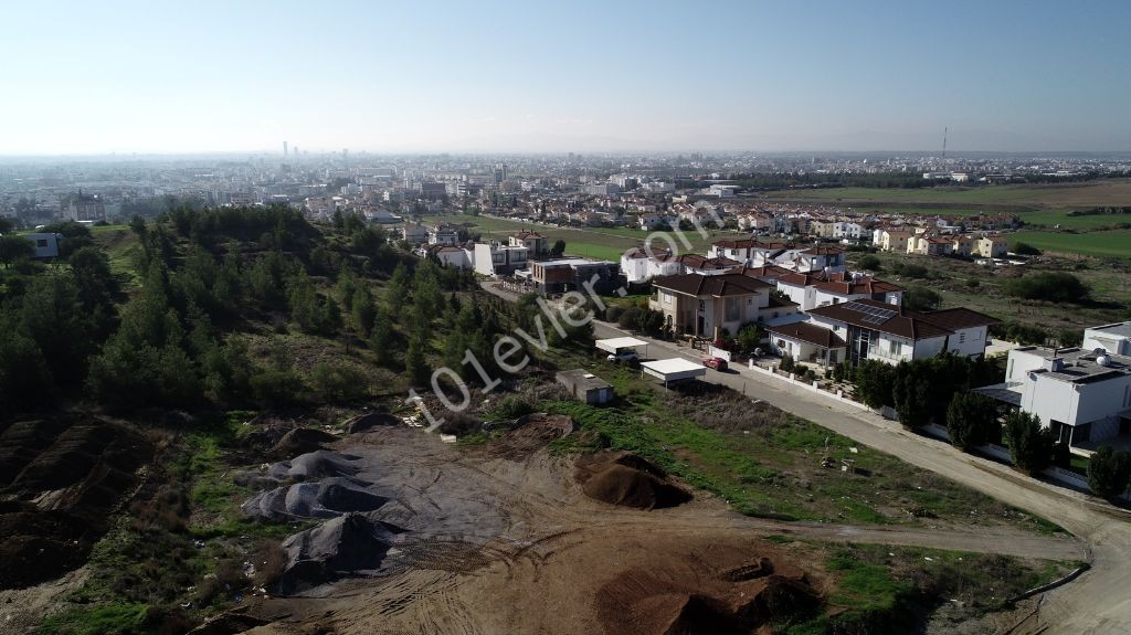 Lefkoşa-Hamitköy'ün EN NEZİH Bölgesinde; Komşu Parselleri Yeşil Alan - %80 İmarlı - 750m2 - EMSALSİZ KÖŞE ARSA!