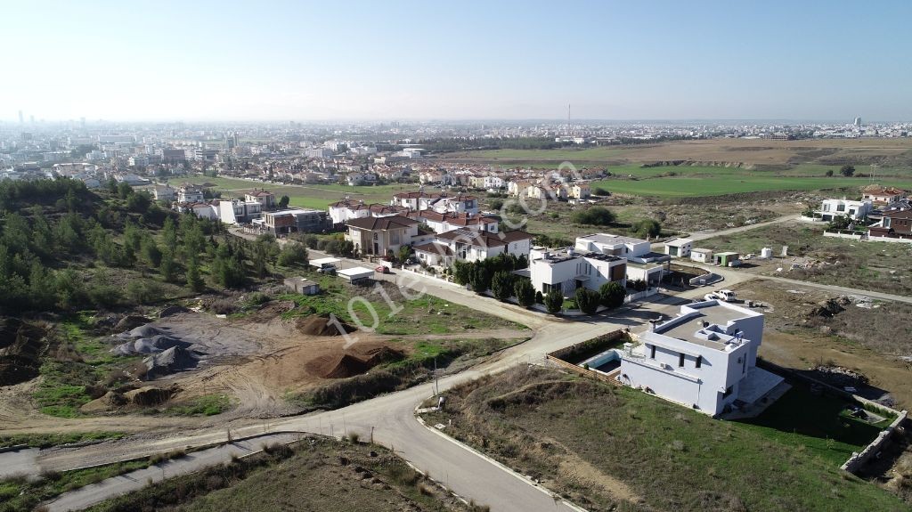 Lefkoşa-Hamitköy'ün EN NEZİH Bölgesinde; Komşu Parselleri Yeşil Alan - %80 İmarlı - 750m2 - EMSALSİZ KÖŞE ARSA!