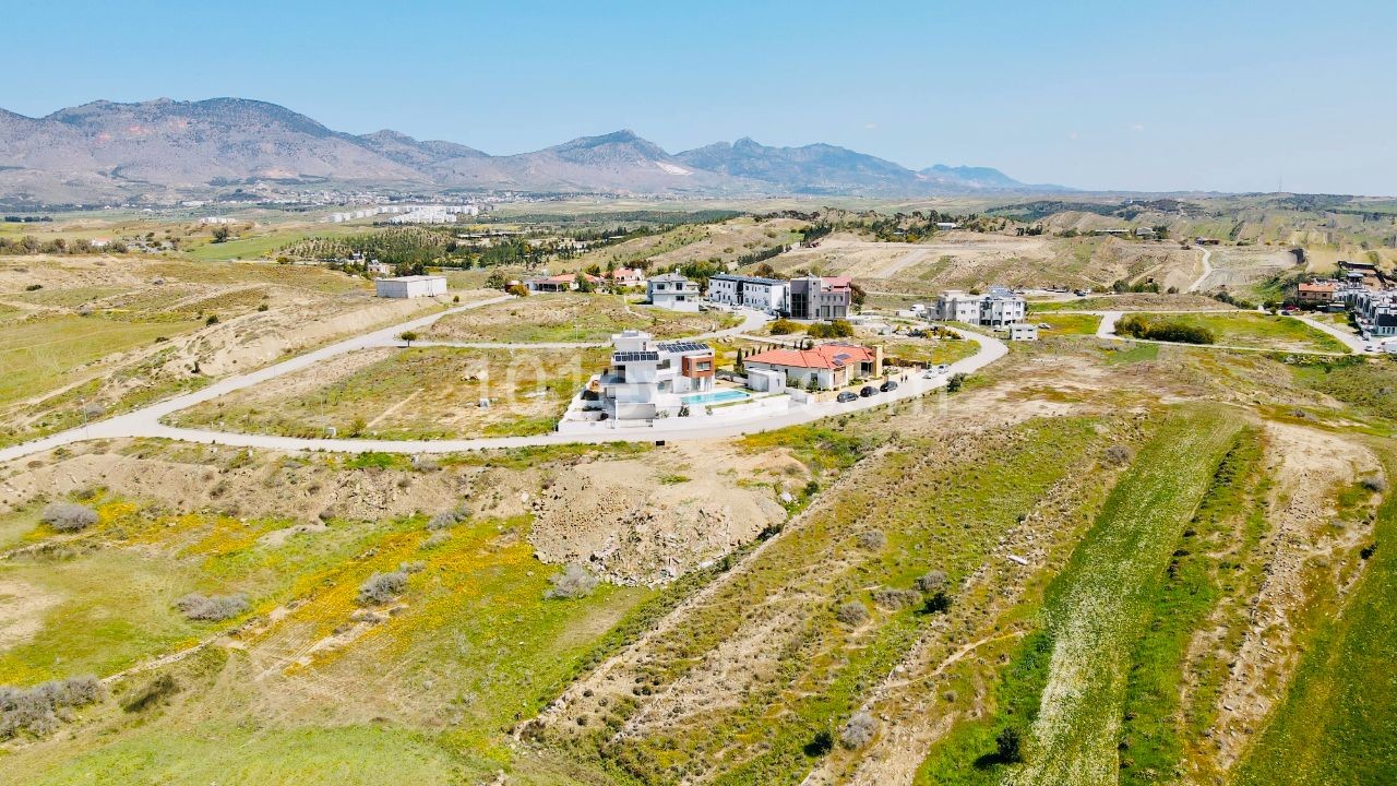 LEFKOŞA-GÖNYELİ'nin EN NEZİH Bölgesinde; PANORAMİK Manzaralı & Önü Kapanmayacak 955m2 Villalık ARSA!