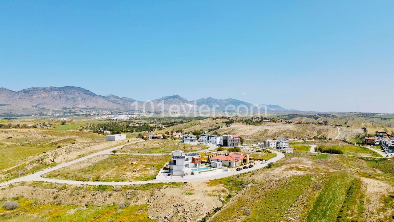 LEFKOŞA-GÖNYELİ'nin EN NEZİH Bölgesinde; PANORAMİK Manzaralı & Önü Kapanmayacak 955m2 Villalık ARSA!