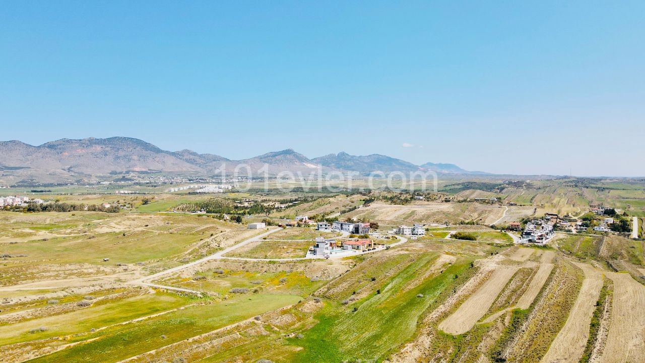 LEFKOŞA-GÖNYELİ'nin EN NEZİH Bölgesinde; PANORAMİK Manzaralı & Önü Kapanmayacak 955m2 Villalık ARSA!