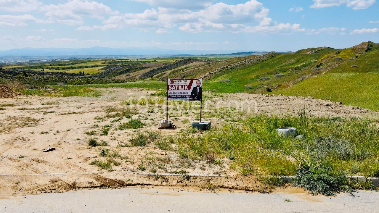 LEFKOŞA-GÖNYELİ'nin EN NEZİH Bölgesinde; PANORAMİK Manzaralı & Önü Kapanmayacak 955m2 Villalık ARSA!