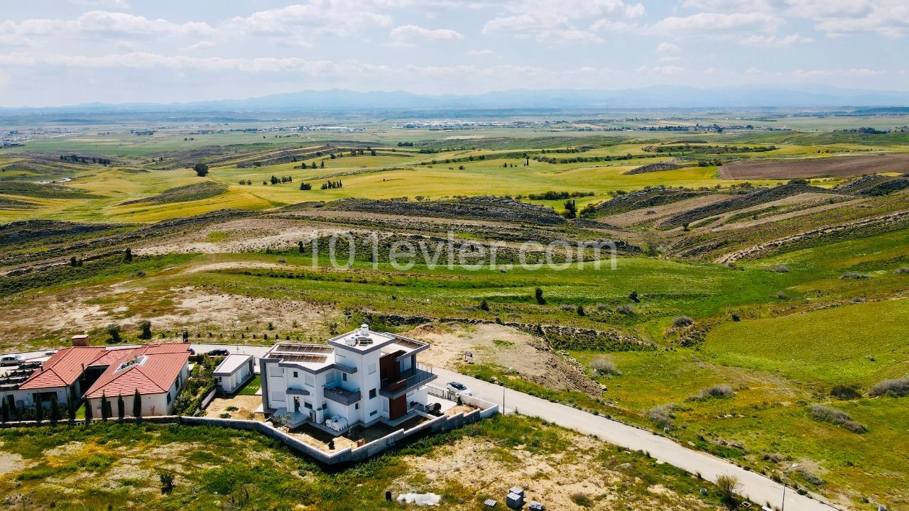 LEFKOŞA-GÖNYELİ'nin EN NEZİH Bölgesinde; PANORAMİK Manzaralı & Önü Kapanmayacak 955m2 Villalık ARSA!