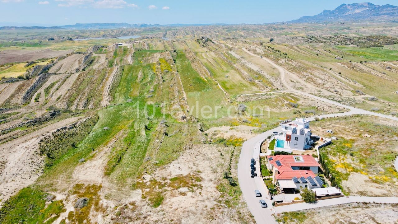 LEFKOŞA-GÖNYELİ'nin EN NEZİH Bölgesinde; PANORAMİK Manzaralı & Önü Kapanmayacak 955m2 Villalık ARSA!