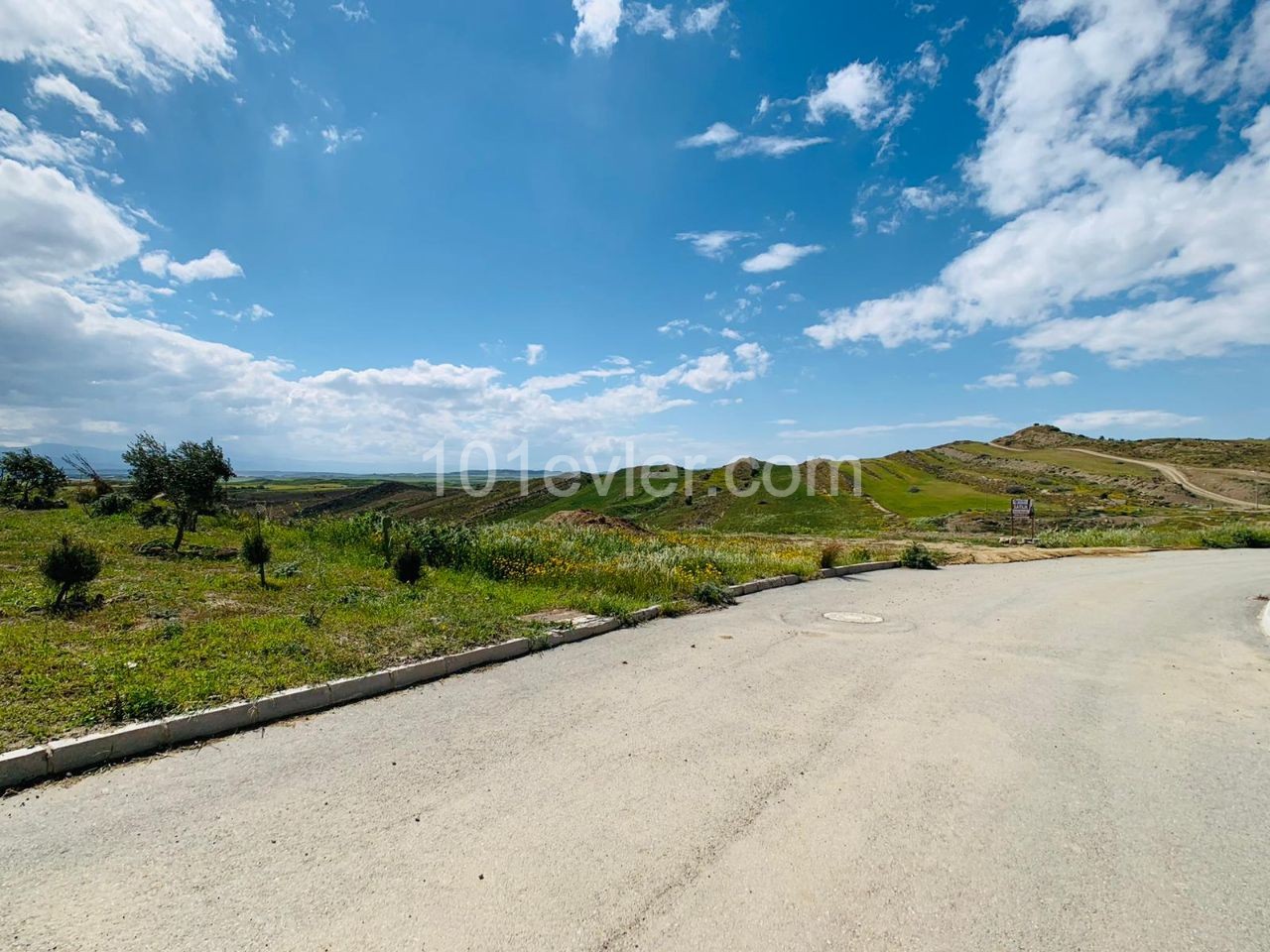 LEFKOŞA-GÖNYELİ'nin EN NEZİH Bölgesinde; PANORAMİK Manzaralı & Önü Kapanmayacak 955m2 Villalık ARSA!