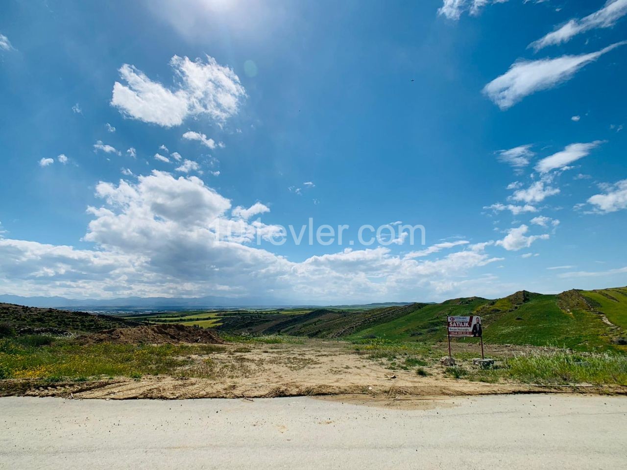 LEFKOŞA-GÖNYELİ'nin EN NEZİH Bölgesinde; PANORAMİK Manzaralı & Önü Kapanmayacak 955m2 Villalık ARSA!