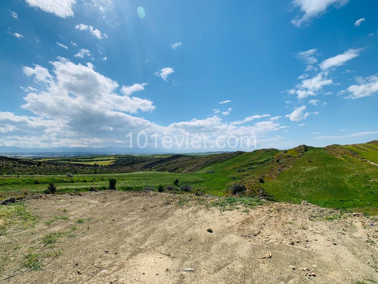 LEFKOŞA-GÖNYELİ'nin EN NEZİH Bölgesinde; PANORAMİK Manzaralı & Önü Kapanmayacak 955m2 Villalık ARSA!