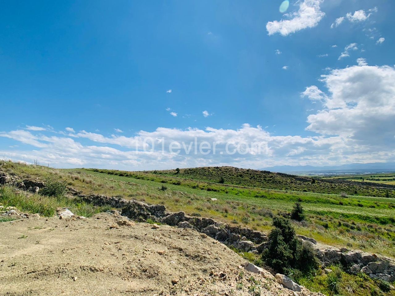 LEFKOŞA-GÖNYELİ'nin EN NEZİH Bölgesinde; PANORAMİK Manzaralı & Önü Kapanmayacak 955m2 Villalık ARSA!