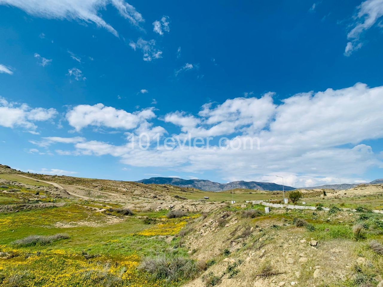 LEFKOŞA-GÖNYELİ'nin EN NEZİH Bölgesinde; PANORAMİK Manzaralı & Önü Kapanmayacak 955m2 Villalık ARSA!