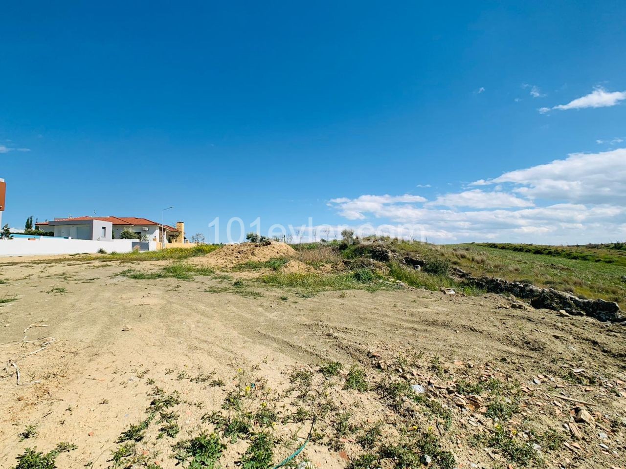 A PLOT of 955m2 Villas with PANORAMIC Views & Will Not be Closed in Front of you in the DECEST Area of NICOSIA-MITRELI! ** 