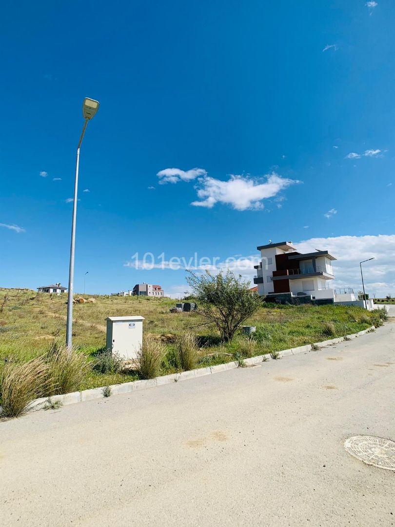 LEFKOŞA-GÖNYELİ'nin EN NEZİH Bölgesinde; PANORAMİK Manzaralı & Önü Kapanmayacak 955m2 Villalık ARSA!