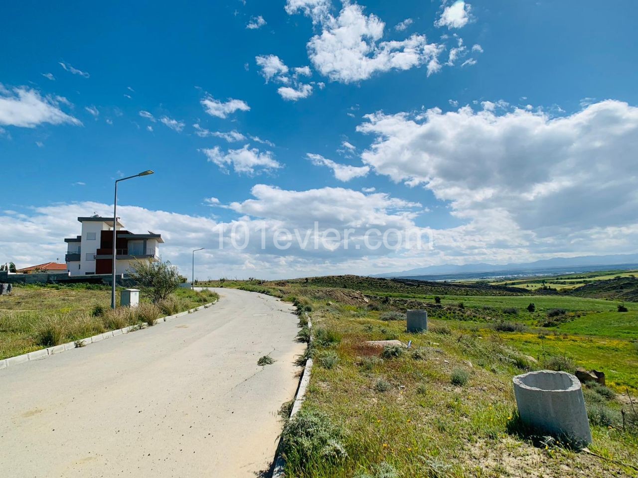 LEFKOŞA-GÖNYELİ'nin EN NEZİH Bölgesinde; PANORAMİK Manzaralı & Önü Kapanmayacak 955m2 Villalık ARSA!