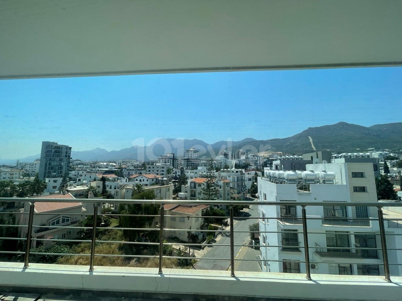 2+1 house with en-suite bathroom for rent in the center of Kyrenia