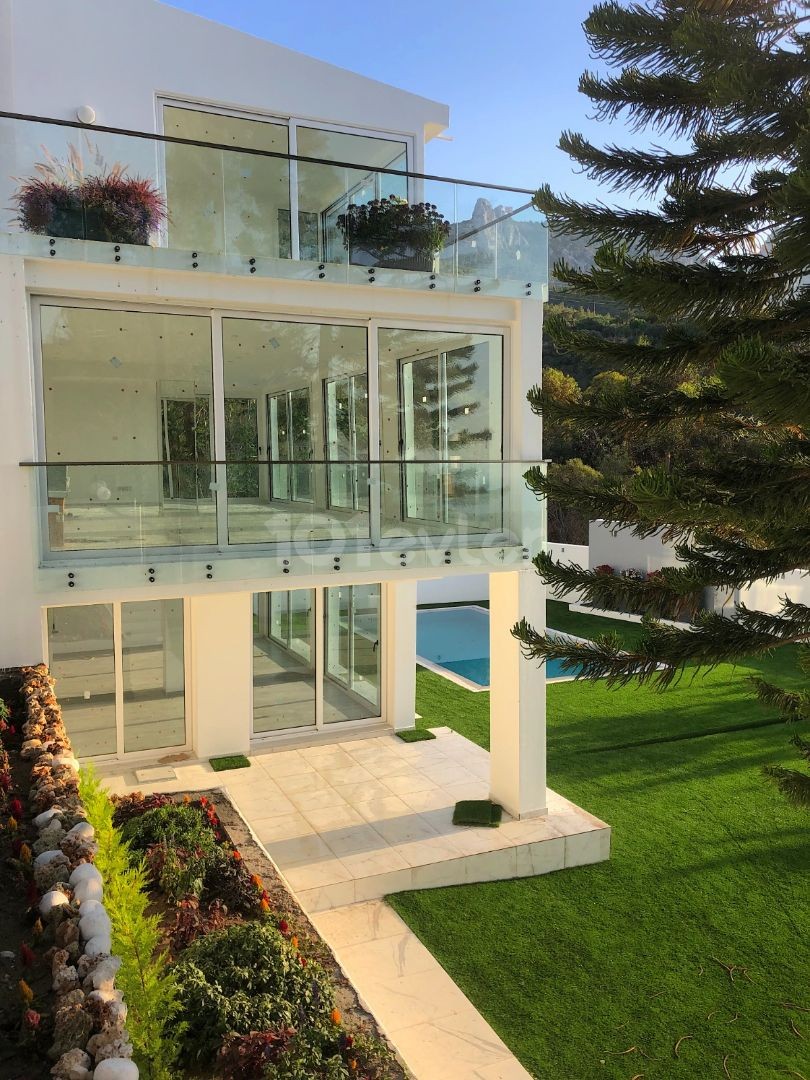 6+1 SUPERLUX VILLA WITH POOL FOR SALE IN KYRENIA