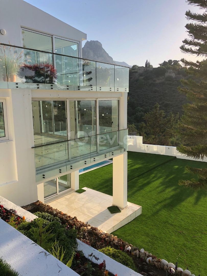 6+1 SUPERLUX VILLA MIT POOL IN KYRENIA ZU VERKAUFEN