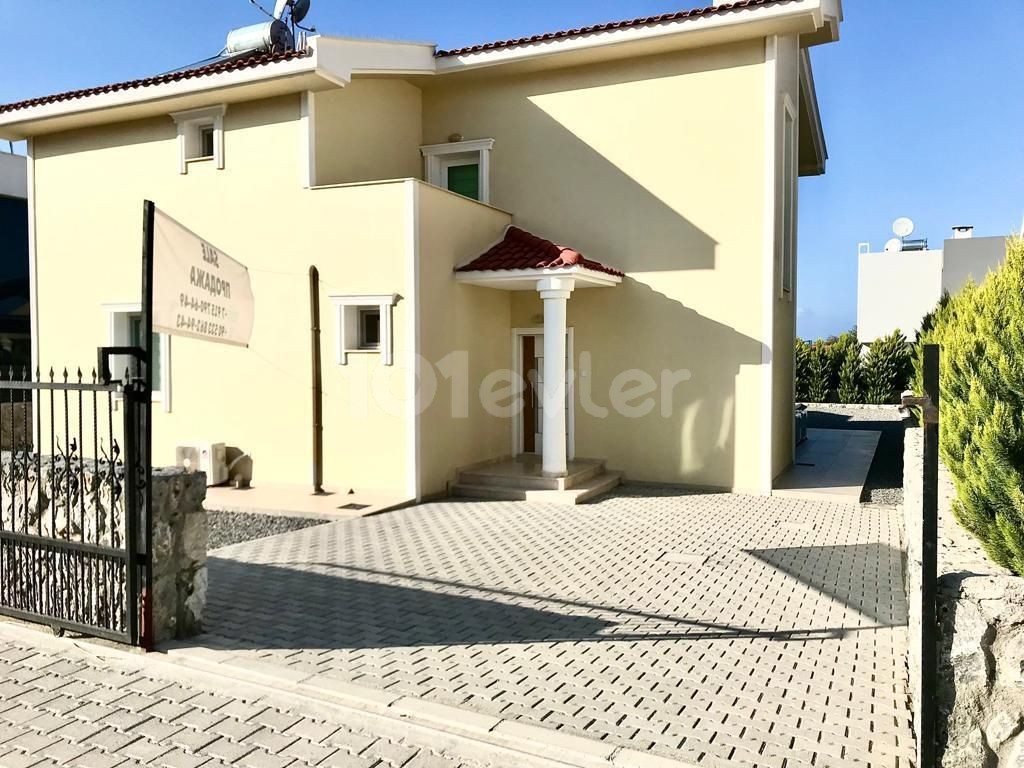 TAGESMIETE VILLA MIT POOL IN ALSANCAK