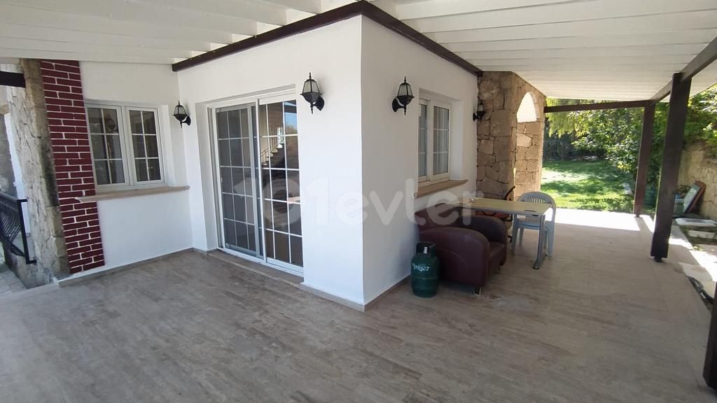 Zu verkaufen 3+1 Villa mit Pool in Kyrenia Edremit Region !!!