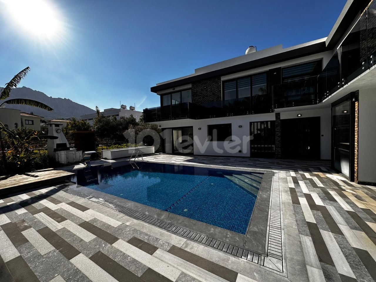 4+1 VILLA WITH POOL FOR SALE IN EDREMIT