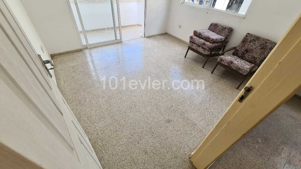 Mağusa sakarya bölgesinde kiralık  2+1 eşyasız daire 