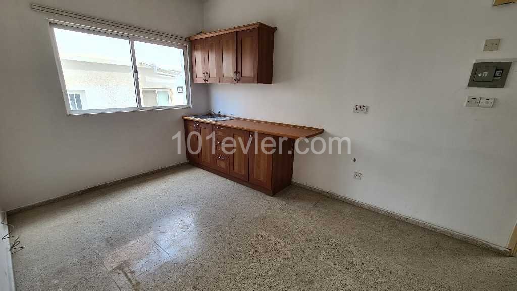 Mağusa sakarya bölgesinde kiralık  2+1 eşyasız daire 