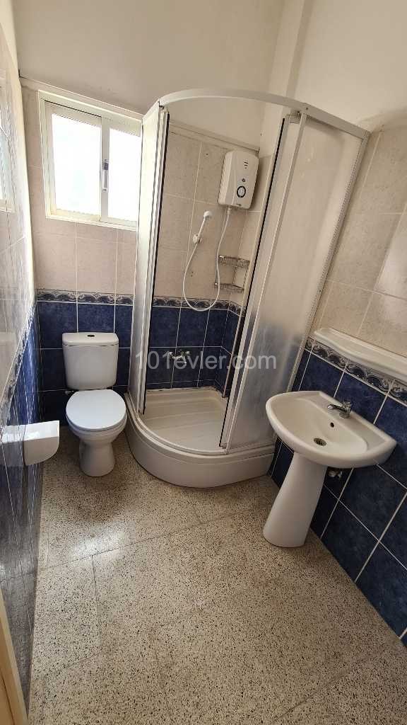 Mağusa sakarya bölgesinde kiralık  2+1 eşyasız daire 