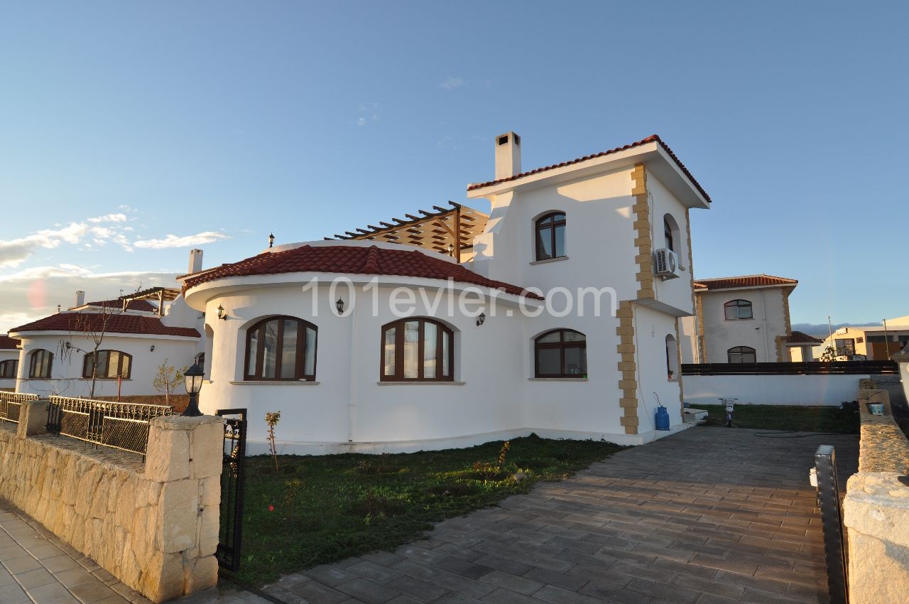 İskele bahceler 3+1 dublex villa son bır adet havuzlu 435m2 arsa 186m2 villa