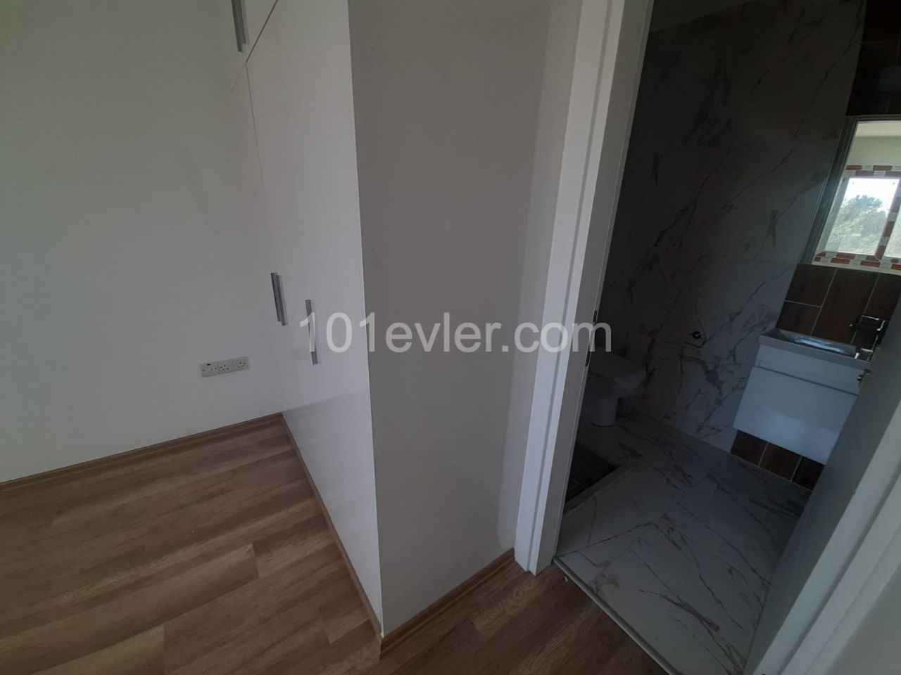 Canakkale area 3+1 flat for sale 126 m² In City mall area, Unfurnished, 3 toilets, 3rd floor apartment with en-suite bathroom. It is a 5-storey building with elevator and car park.