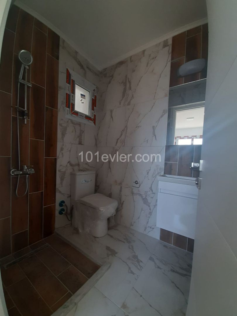 Canakkale area 3+1 flat for sale 126 m² In City mall area, Unfurnished, 3 toilets, 3rd floor apartment with en-suite bathroom. It is a 5-storey building with elevator and car park.