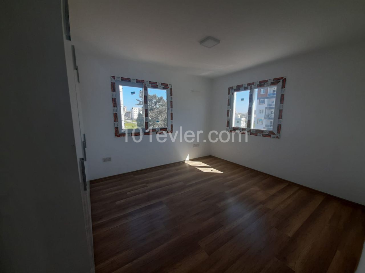 Canakkale area 3+1 flat for sale 126 m² In City mall area, Unfurnished, 3 toilets, 3rd floor apartment with en-suite bathroom. It is a 5-storey building with elevator and car park.