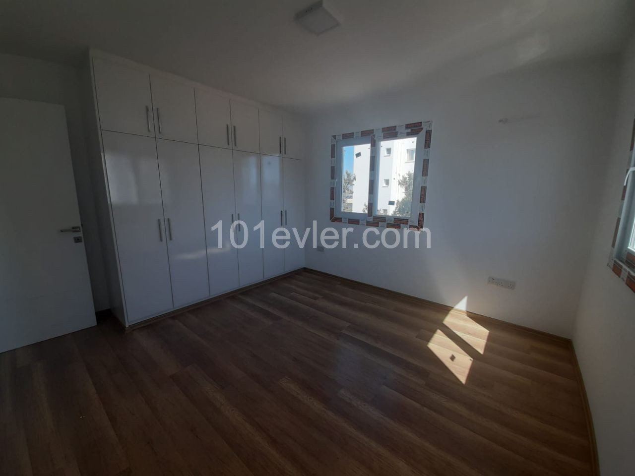 Canakkale area 3+1 flat for sale 126 m² In City mall area, Unfurnished, 3 toilets, 3rd floor apartment with en-suite bathroom. It is a 5-storey building with elevator and car park.