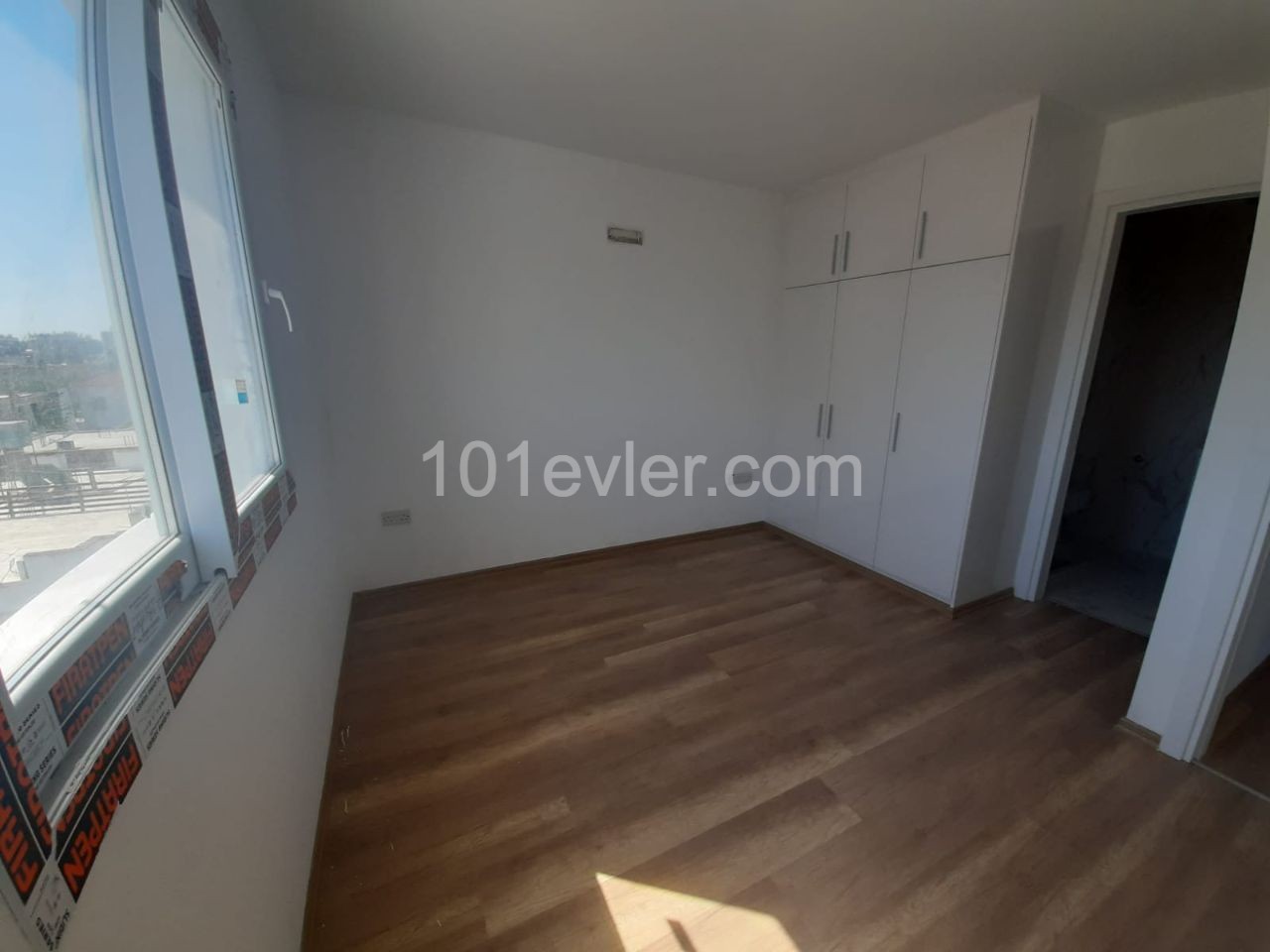 Canakkale area 3+1 flat for sale 126 m² In City mall area, Unfurnished, 3 toilets, 3rd floor apartment with en-suite bathroom. It is a 5-storey building with elevator and car park.