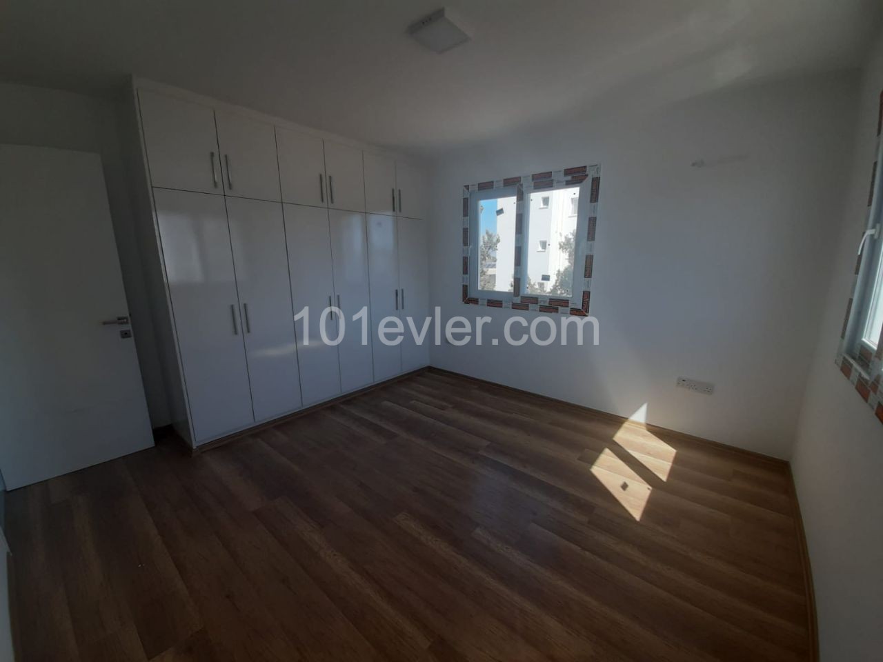 Canakkale area 3+1 flat for sale 126 m² In City mall area, Unfurnished, 3 toilets, 3rd floor apartment with en-suite bathroom. It is a 5-storey building with elevator and car park.