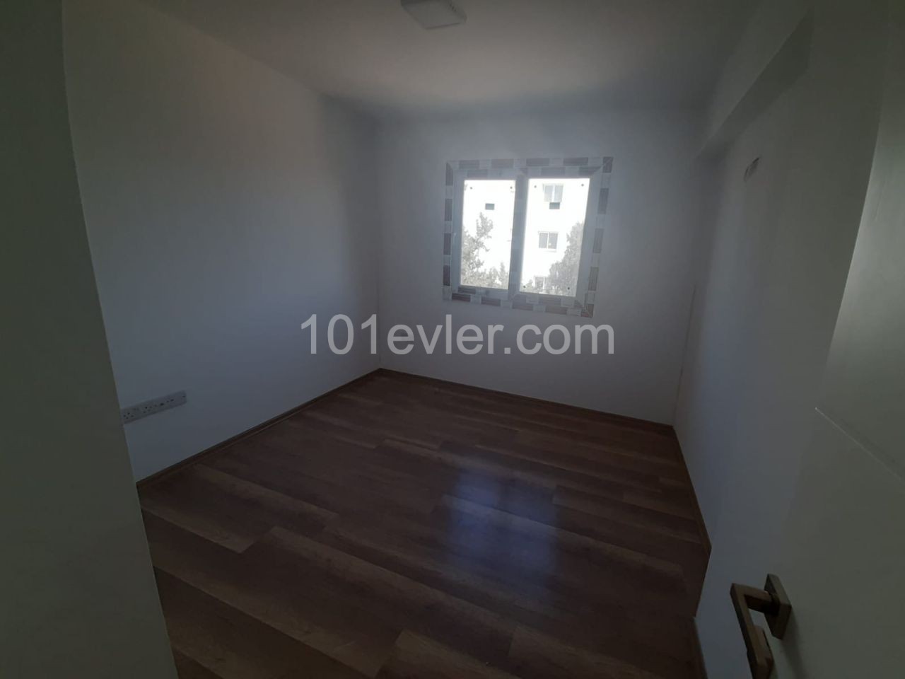 Canakkale area 3+1 flat for sale 126 m² In City mall area, Unfurnished, 3 toilets, 3rd floor apartment with en-suite bathroom. It is a 5-storey building with elevator and car park.