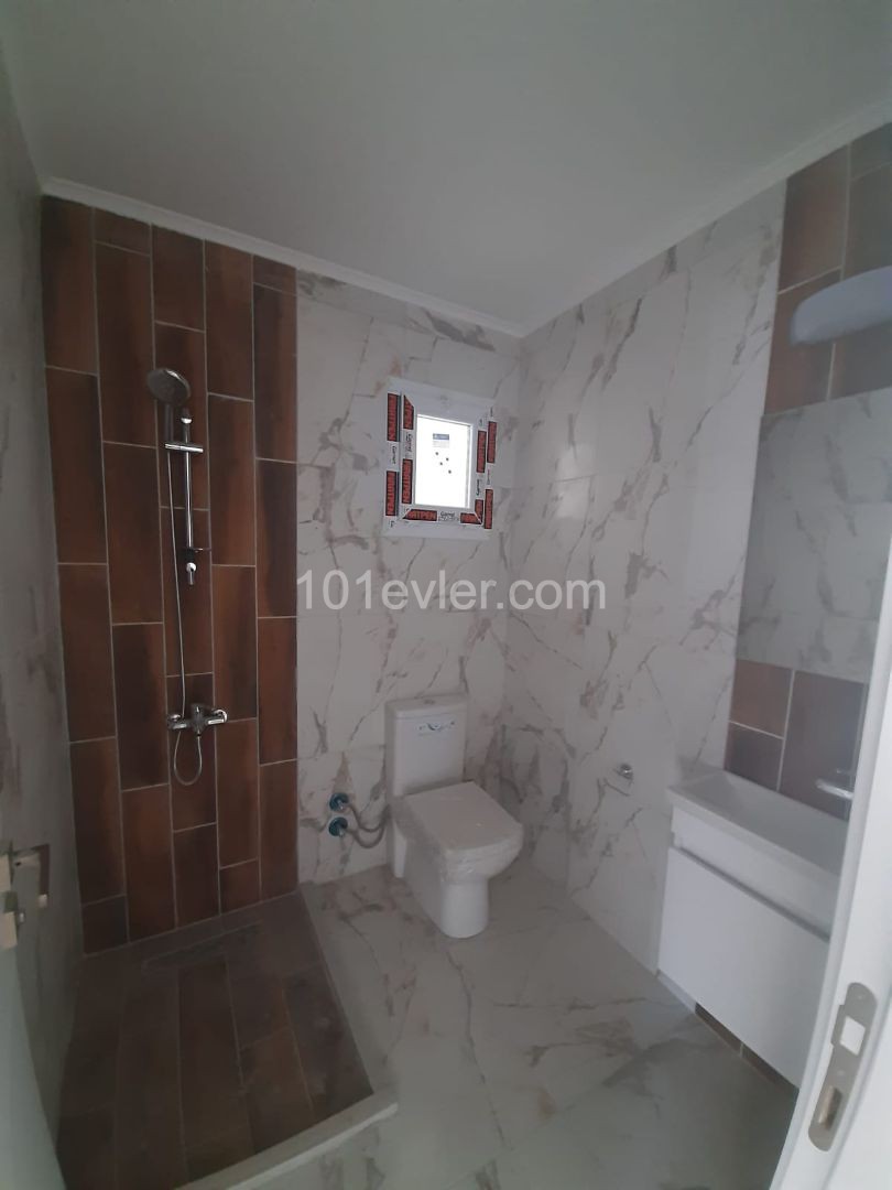 Canakkale area 3+1 flat for sale 126 m² In City mall area, Unfurnished, 3 toilets, 3rd floor apartment with en-suite bathroom. It is a 5-storey building with elevator and car park.