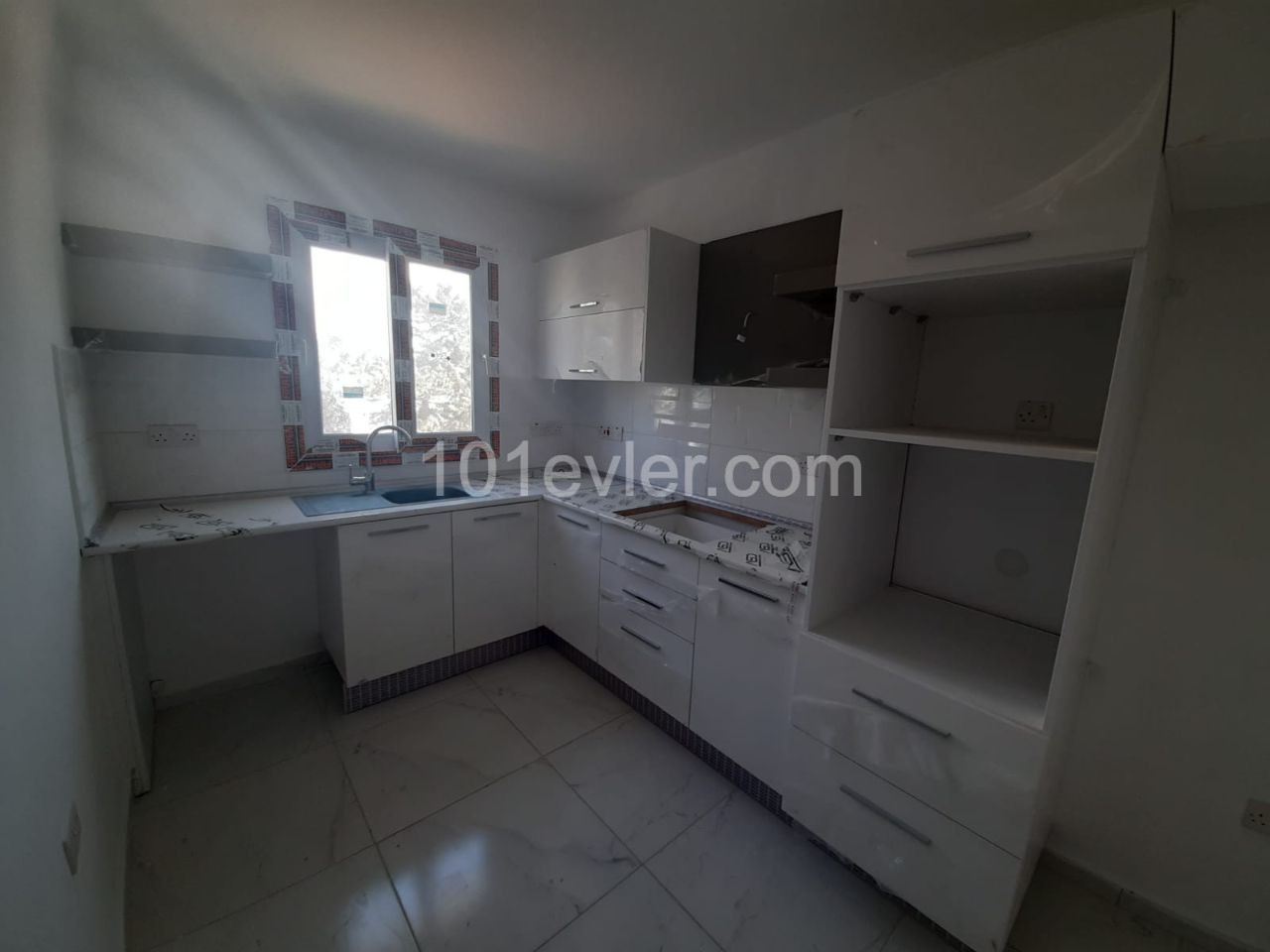 Canakkale area 3+1 flat for sale 126 m² In City mall area, Unfurnished, 3 toilets, 3rd floor apartment with en-suite bathroom. It is a 5-storey building with elevator and car park.