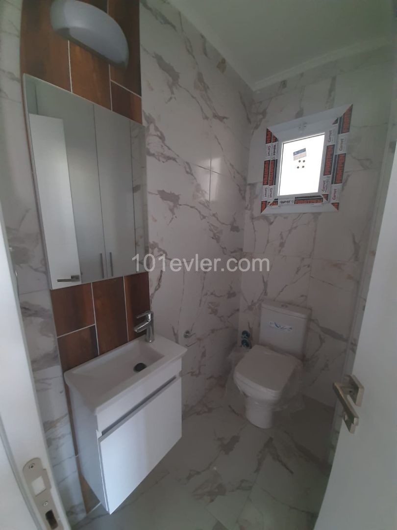 Canakkale area 3+1 flat for sale 126 m² In City mall area, Unfurnished, 3 toilets, 3rd floor apartment with en-suite bathroom. It is a 5-storey building with elevator and car park.