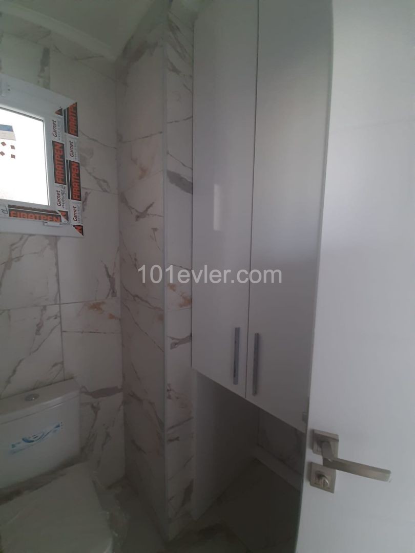 Canakkale area 3+1 flat for sale 126 m² In City mall area, Unfurnished, 3 toilets, 3rd floor apartment with en-suite bathroom. It is a 5-storey building with elevator and car park.