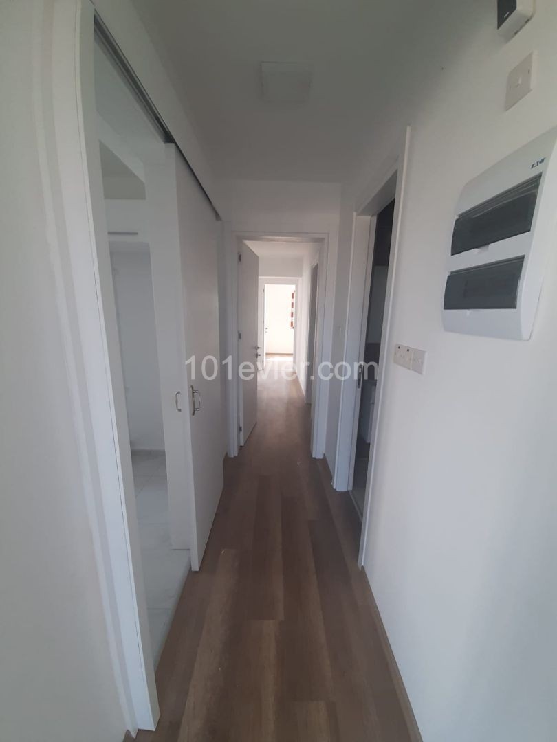 Canakkale area 3+1 flat for sale 126 m² In City mall area, Unfurnished, 3 toilets, 3rd floor apartment with en-suite bathroom. It is a 5-storey building with elevator and car park.