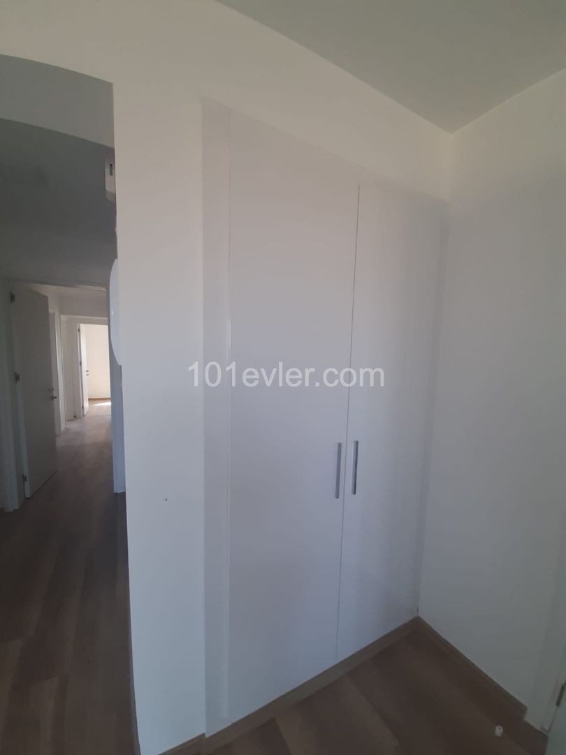 Canakkale area 3+1 flat for sale 126 m² In City mall area, Unfurnished, 3 toilets, 3rd floor apartment with en-suite bathroom. It is a 5-storey building with elevator and car park.