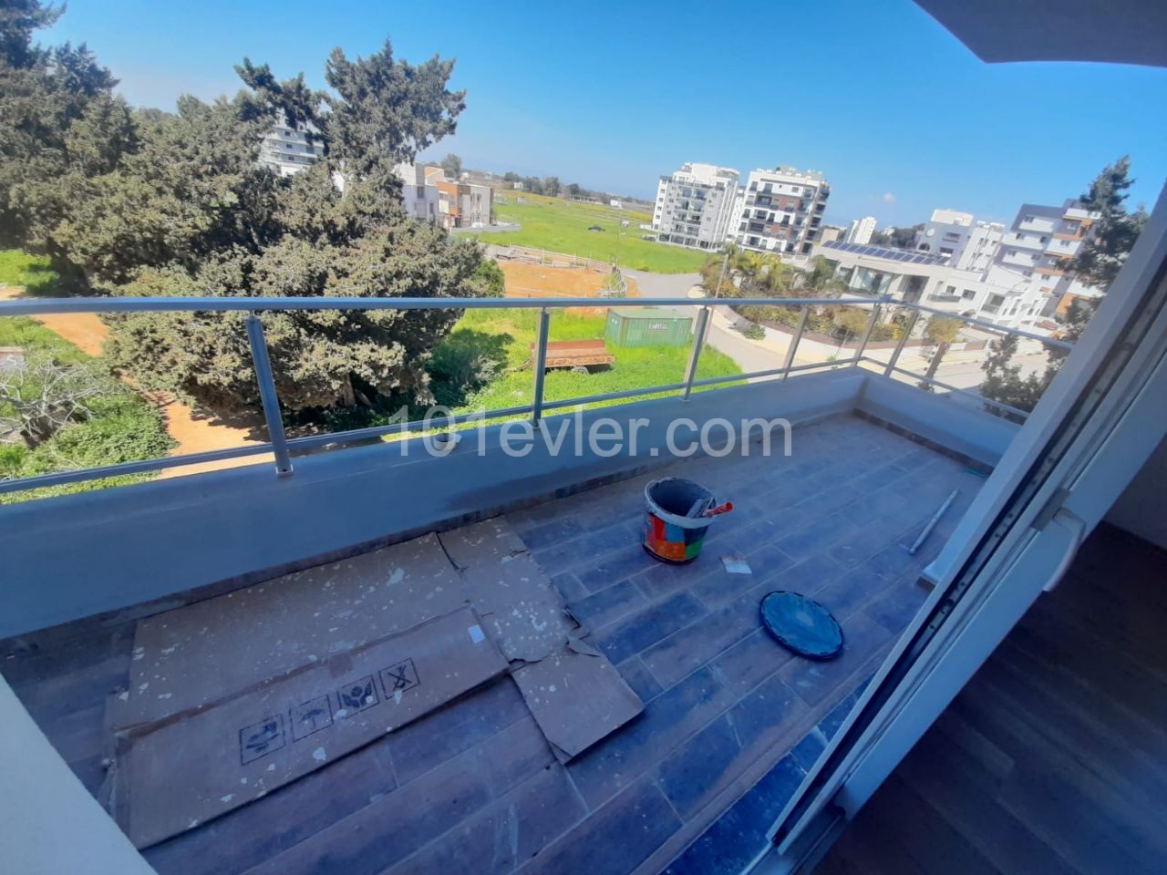 Canakkale area 3+1 flat for sale 126 m² In City mall area, Unfurnished, 3 toilets, 3rd floor apartment with en-suite bathroom. It is a 5-storey building with elevator and car park.