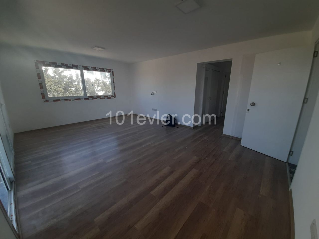 Canakkale area 3+1 flat for sale 126 m² In City mall area, Unfurnished, 3 toilets, 3rd floor apartment with en-suite bathroom. It is a 5-storey building with elevator and car park.