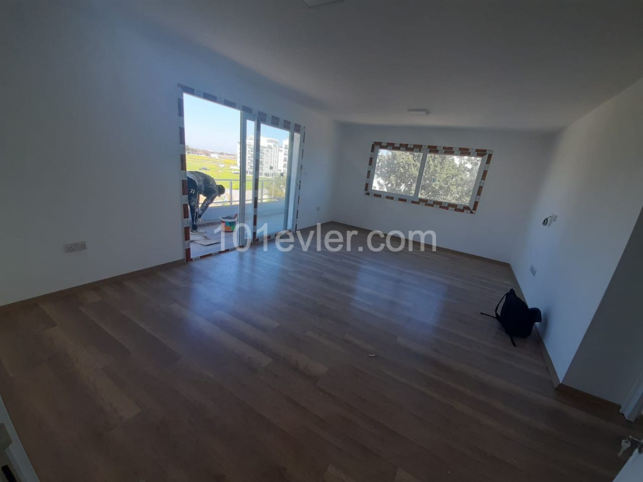 Canakkale area 3+1 flat for sale 126 m² In City mall area, Unfurnished, 3 toilets, 3rd floor apartment with en-suite bathroom. It is a 5-storey building with elevator and car park.