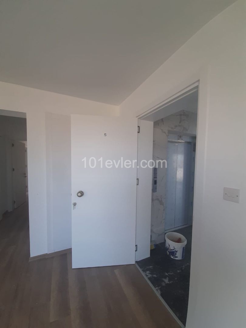 Canakkale area 3+1 flat for sale 126 m² In City mall area, Unfurnished, 3 toilets, 3rd floor apartment with en-suite bathroom. It is a 5-storey building with elevator and car park.