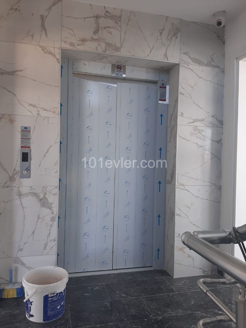 Canakkale area 3+1 flat for sale 126 m² In City mall area, Unfurnished, 3 toilets, 3rd floor apartment with en-suite bathroom. It is a 5-storey building with elevator and car park.