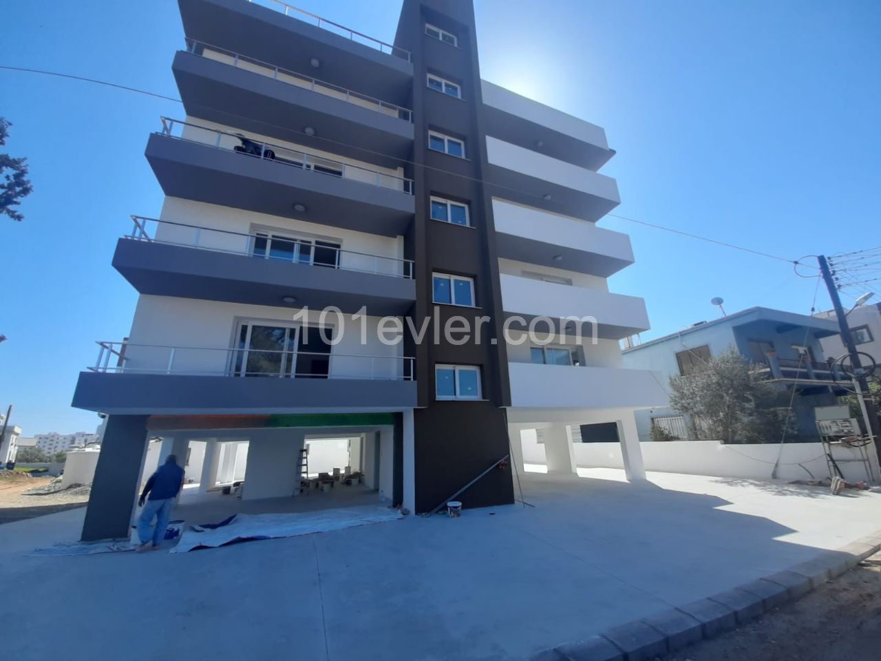 Canakkale area 3+1 flat for sale 126 m² In City mall area, Unfurnished, 3 toilets, 3rd floor apartment with en-suite bathroom. It is a 5-storey building with elevator and car park.